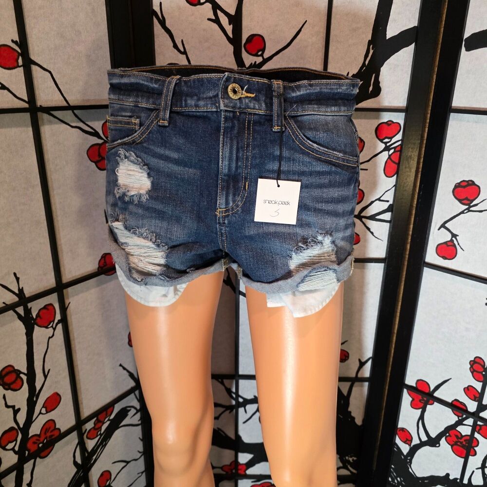 ✨ Sneak Peek High Rise Distressed Cuffed Jean Shorts — Size Small ✨